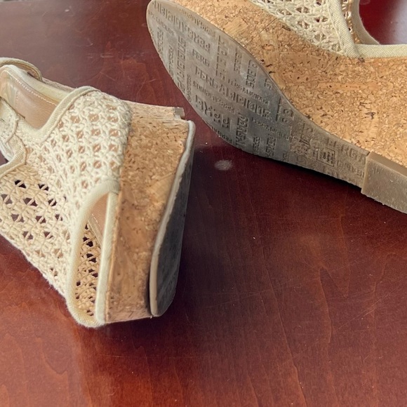 🍓 2 for $13 FERGALICIOUS wedge sandals with cork bottoms. Size 5 - Picture 4 of 8
